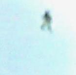 Kadr z nagrania przedstawiający latającego humanoida nad Meksykiem